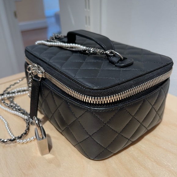 💓SOLD💓Chanel Quilted Lambskin Vanity Makeup Chain Bag - Picture 5 of 14
